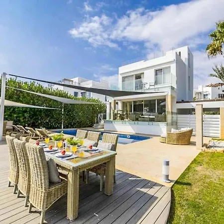 Villa In Chlorakas Sleeps 8 With Pool Air Con And Wifi