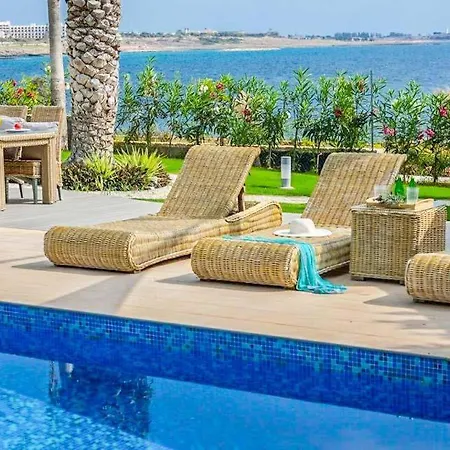 In Chlorakas Sleeps 8 With Pool Air Con And Wifi וילה